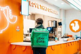 Popeyes wjeżdża w lipiec ze świeżą dostawą i przyspiesza w delivery.  Marka rozpoczyna współpracę z Uber Eats