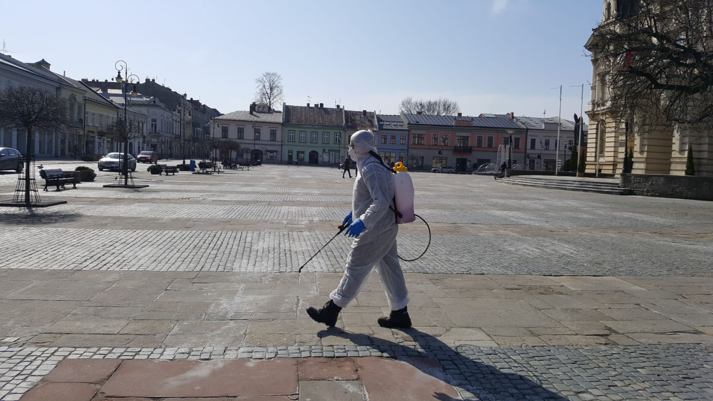 Białe kombinezony i Virkon. Tak w Nowym Sączu walczą z epidemią koronawirusa! 