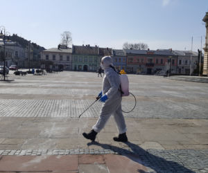 Białe kombinezony i Virkon. Tak w Nowym Sączu walczą z epidemią koronawirusa! 