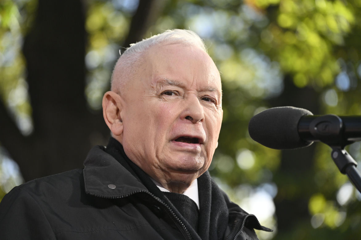 Jarosław Kaczyński w trakcie protestu przed Trybunałem Konstytucyjnym