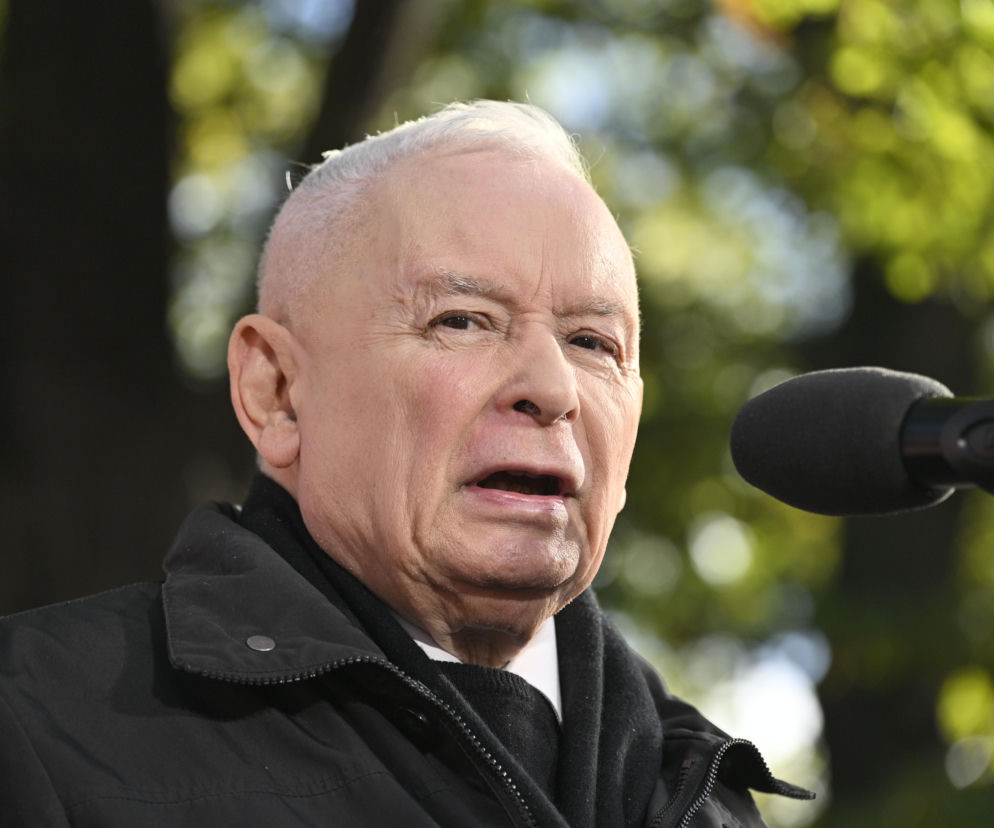Jarosław Kaczyński przemawia do mikrofonu podczas manifestacji. O sporze wokół TK przeczytasz na SE Polityka.