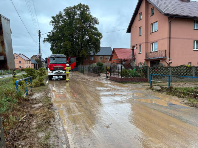 Armagedon nad Polską! Ponad tysiąc interwencji strażaków, zalany szpital i zerwane dachy. Są ranni!