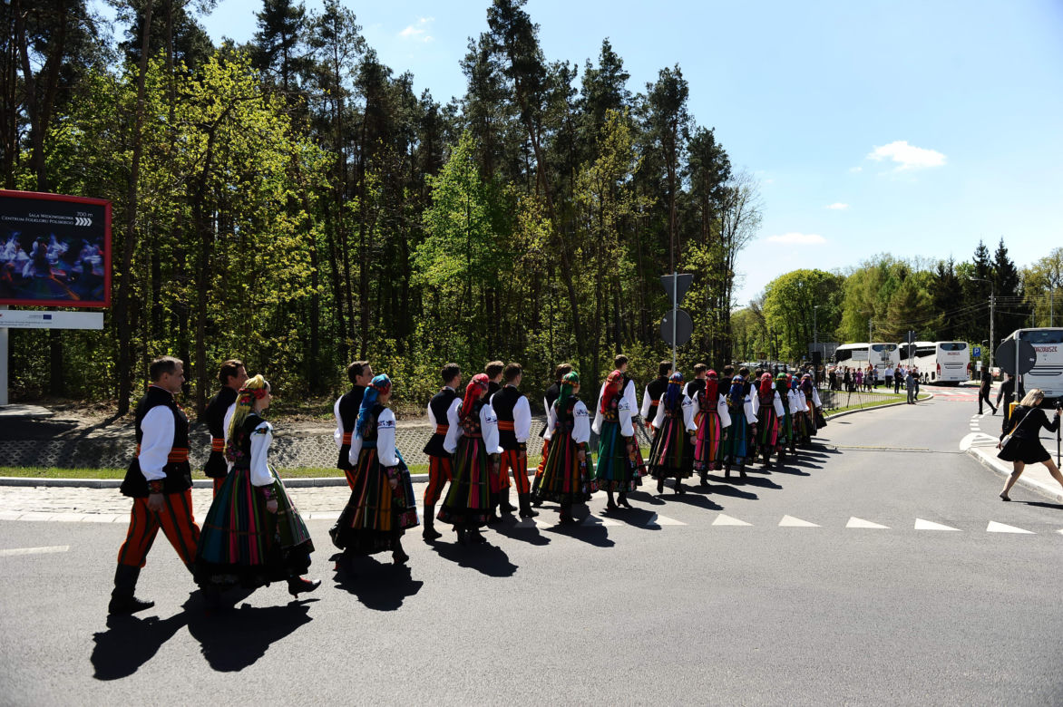Mazowsze dostało autokary i rondo. Zespół pieśni i tańca świętuje w Otrębusach