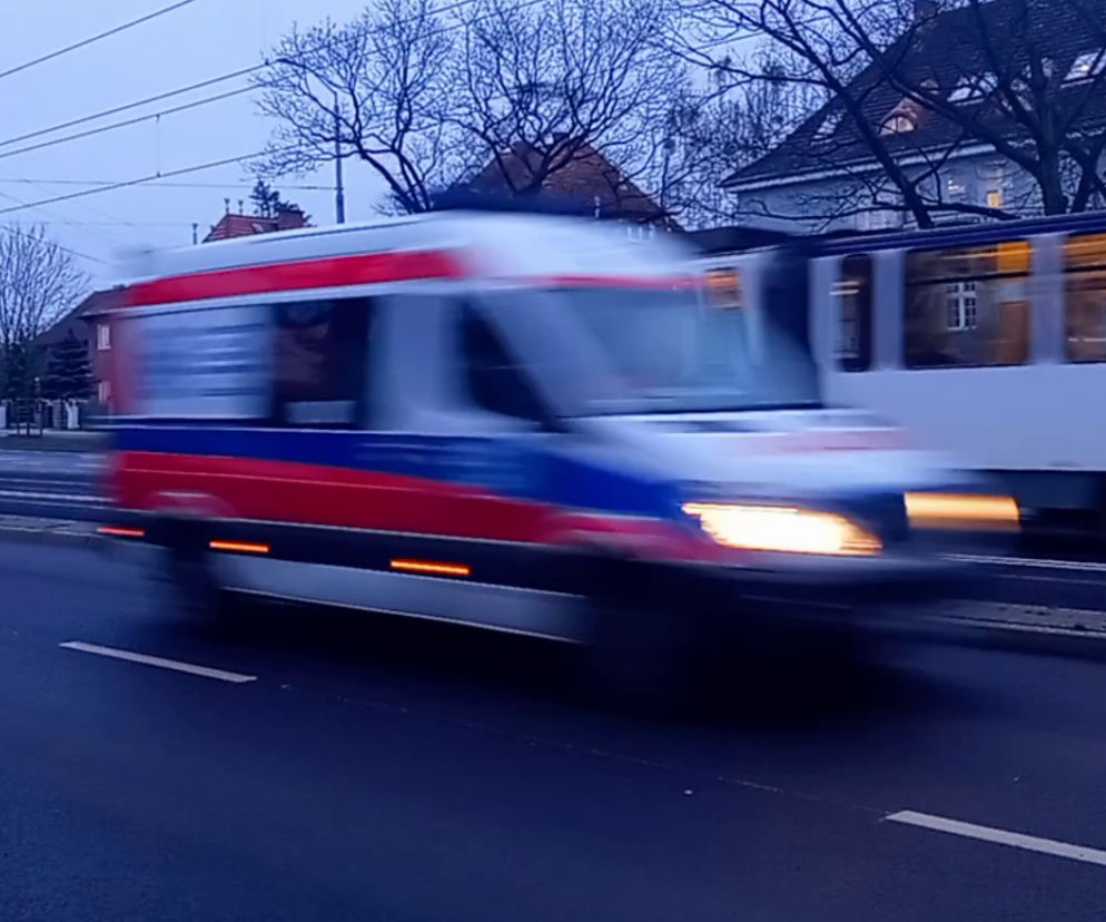 Wysiadł z samochodu i nagle stracił przytomność. Pomoc nadeszła w porę