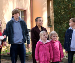 M jak miłość odc. 1917. Magda (Anna Mucha), Lenka (Olga Cybińska), Hubert Buczak (Leon Hausner), Misiek (Aleksander Bożyk),  bliźniaczki Emilka i Zuzia (Julia, Marcelina Kempka)