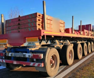 94-tonowy transport. Bez zezwolenia, na zdartych oponach i z szeregiem innych naruszeń