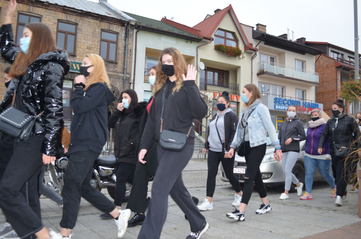 "NIE JESTEŚMY INKUBATORAMI" w Starachowicach też protestowali przed biurami posłów PiS 
