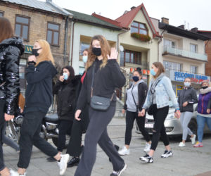 NIE JESTEŚMY INKUBATORAMI w Starachowicach też protestowali przed biurami posłów PiS 