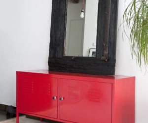 Metalowa komoda w przedpokoju w stylu industrialnym