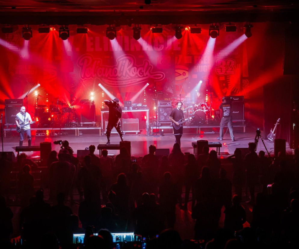 Zespół na oświetlonej na czerwono scenie Pol’and’Rock Festival. O transmisji koncertów przeczytasz na EskaRock.
