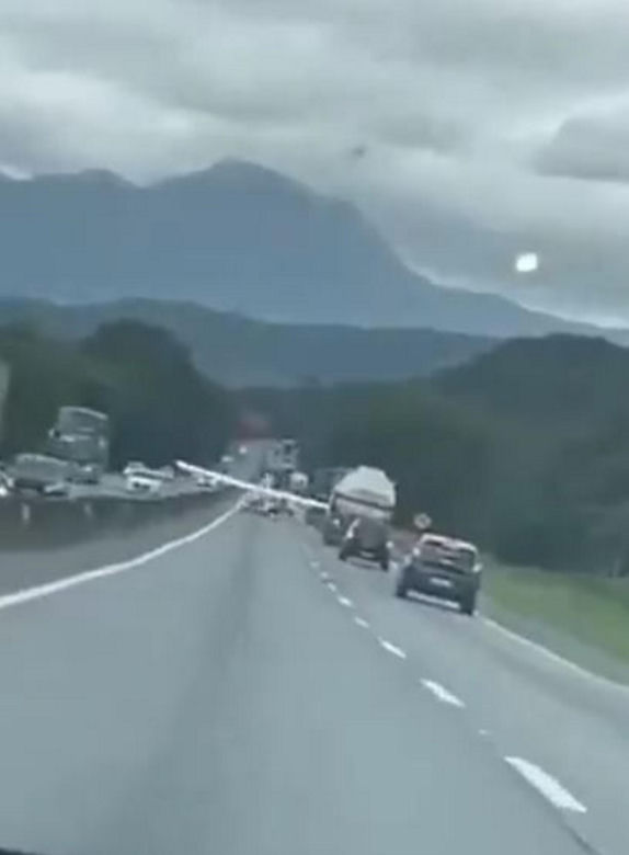Samolot lądował na zatłoczonej trasie między autami! Wideo mrozi krew w żyłach