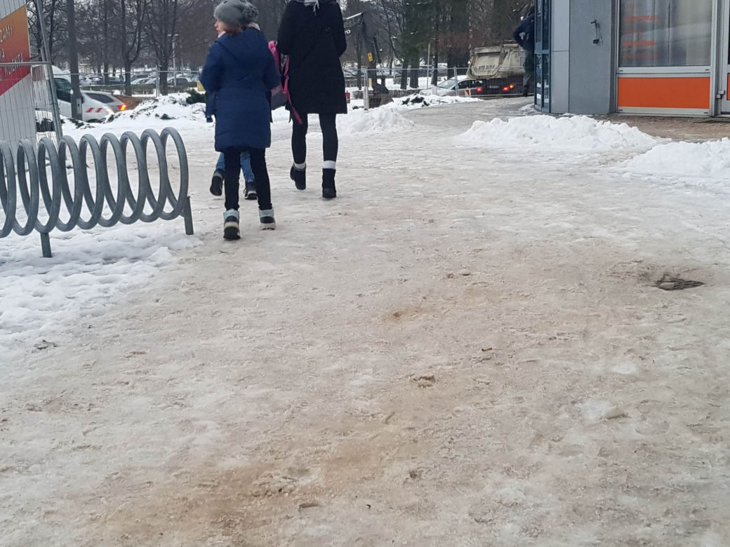 Warmińsko-mazurskie. Lodowisko na drogach, śliskie chodniki, wiele kolizji [ZDJĘCIA]