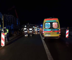 Grajewo. Pędzący kierowca skody rozbił się na ciężarówce z drewnem [ZDJĘCIA]