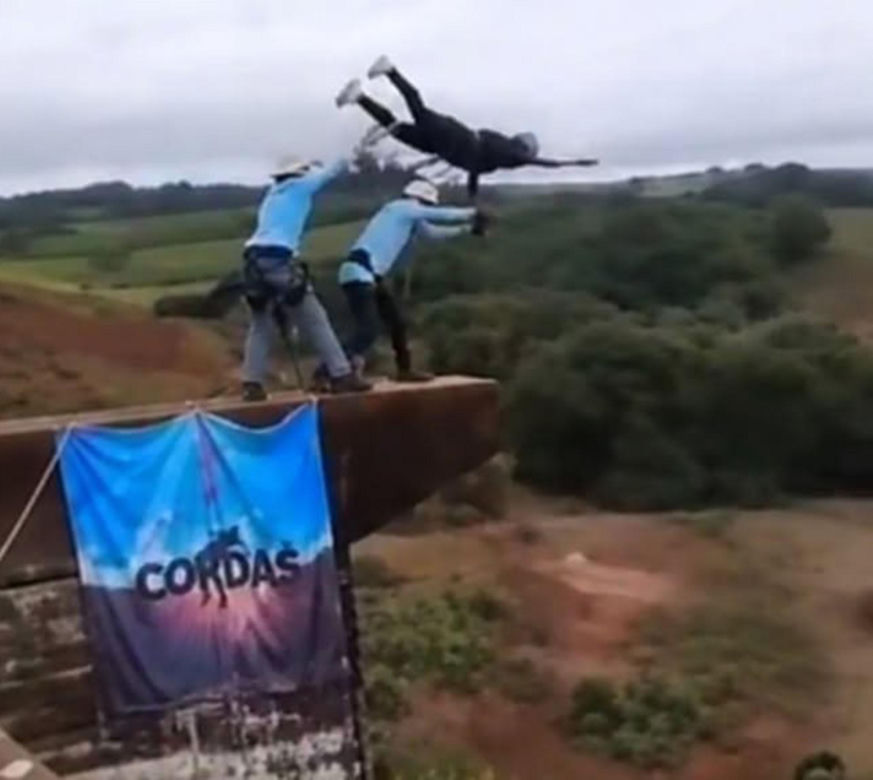 Horror podczas skoku na bungee! Zapomnieli o linie