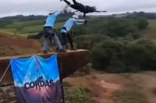 Horror podczas skoku na bungee! Zapomnieli o linie