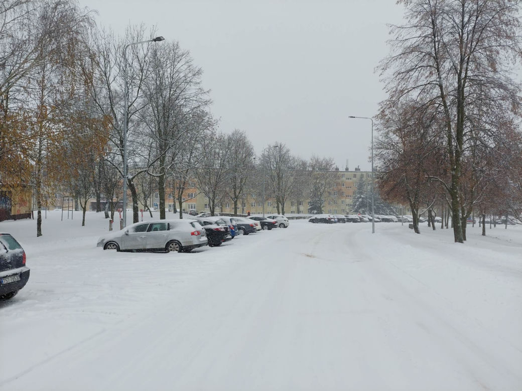Starachowice pod śniegiem, na drogach trudne warunki do jazdy