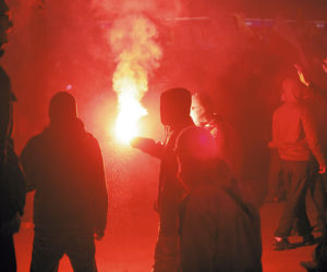 Zadymiarze zdemolowali miasto