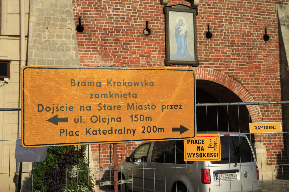 Bramą Krakowską nie przejdziesz na Stare Miasto. Teren został odgrodzony
