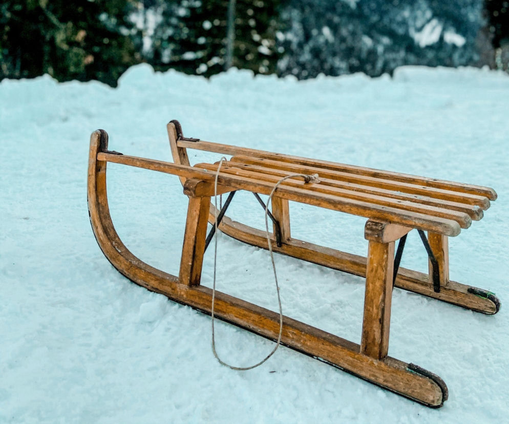 Śmiertelne zagrożenie na sankach. Policja ostrzega przed niebezpieczną zabawą