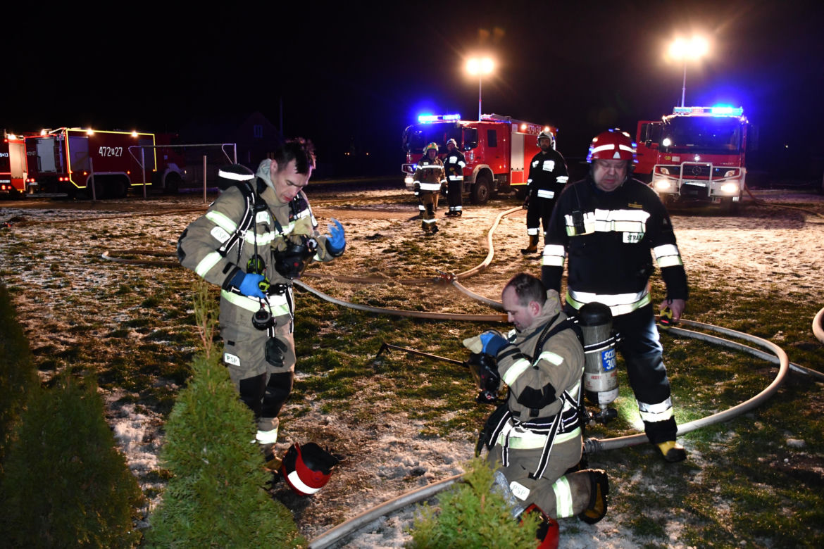 Ogromny pożar wybuchł przy szkole podstawowej. Dogaszanie trwało godzinami