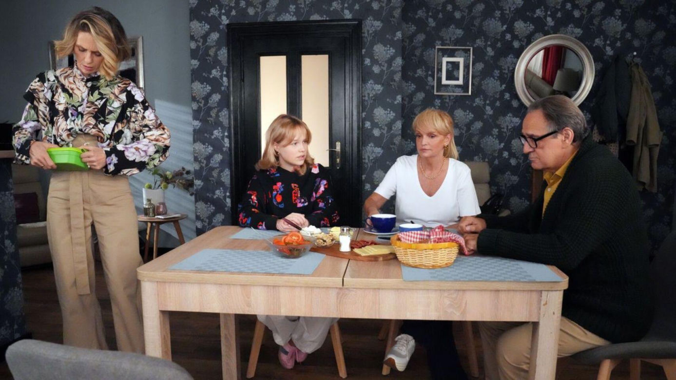 Barwy szczęścia odc. 3153. Jerzy (Bronisław Wrocławski), Małgorzata (Adrianna Biedrzyńska), Malwina (Joanna Gleń), Emilka (Jessica Frankiewicz) 