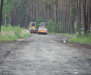 Gmina Bełchatów: Już za tydzień droga równa jak stół? Drogowcy uwijają się z naprawą  [FOTO]