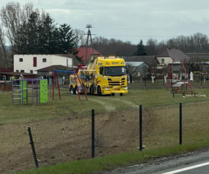 Ciężarówka staranowała plac zabaw i wjechała na podwórko! O krok od tragedii