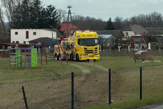 Ciężarówka staranowała plac zabaw i wjechała na podwórko! O krok od tragedii