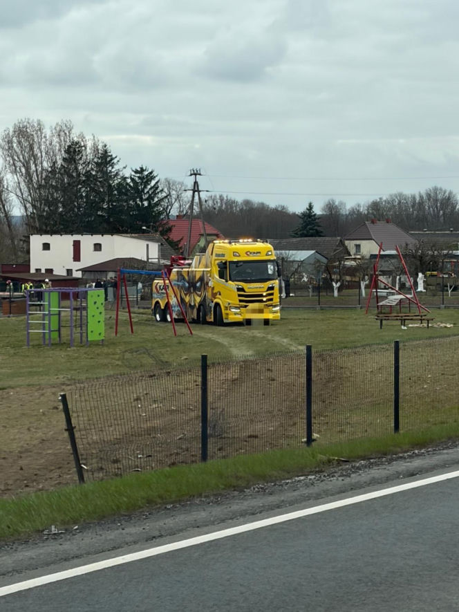 Ciężarówka staranowała plac zabaw i wjechała na podwórko! O krok od tragedii