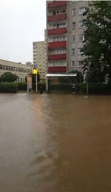 Powódź w Bielsku-Białej. Ulice zamienił się w rzeki. Zalane auta i posesje 