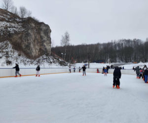 Niezwykłe lodowisko w kamieniołomie niedaleko od Krakowa. To idealne miejsce na ferie!