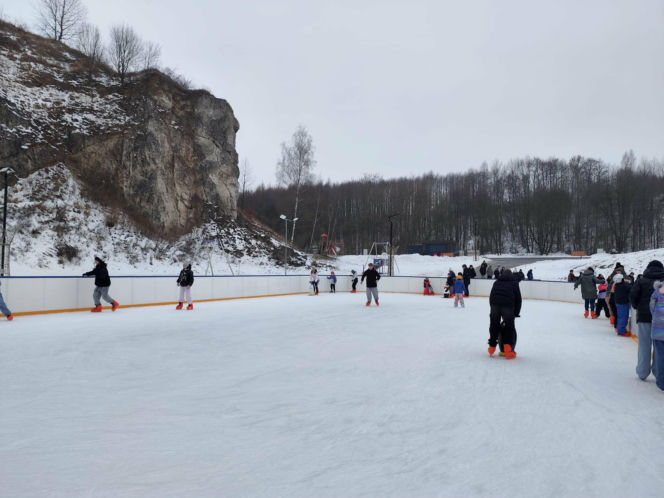 Niezwykłe lodowisko w kamieniołomie niedaleko od Krakowa. To idealne miejsce na ferie!