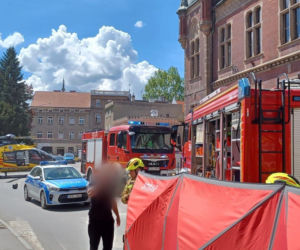 Auto wjechało w kamienicę, nie żyje pasażerka. Pieszy uniknął śmierci o włos [WIDEO]
