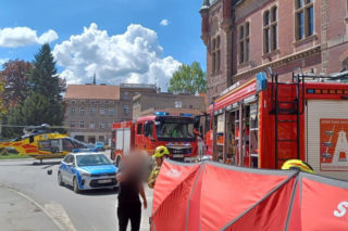 Auto wjechało w kamienicę, nie żyje pasażerka. Pieszy uniknął śmierci o włos [WIDEO]