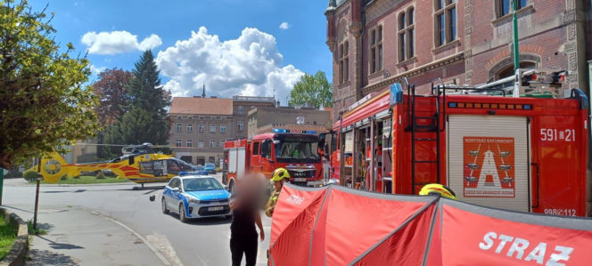 Auto wjechało w kamienicę, nie żyje pasażerka. Pieszy uniknął śmierci o włos [WIDEO]