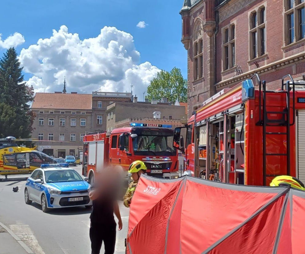 Samochód wbił się w ścianę kamienicy, kobieta zginęła. Pieszy cudem uniknął śmierci! [WIDEO]