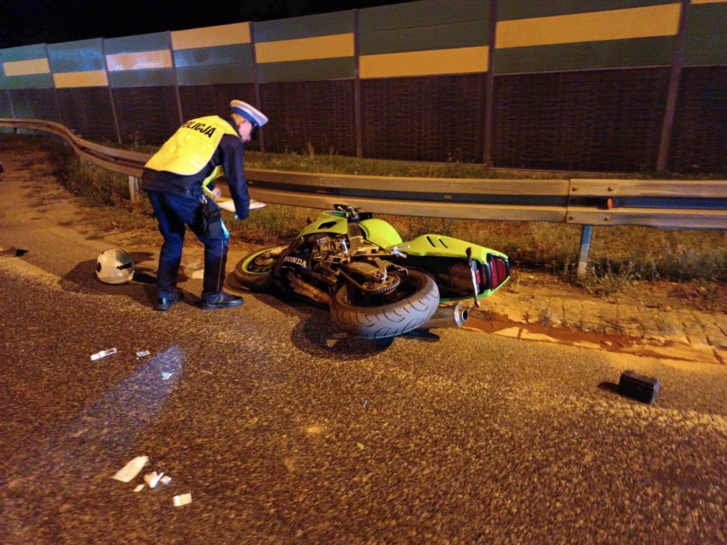 Pruł motorem uciekając przed policją. Roztrzaskał się o osobówkę