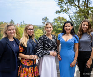 Marta Nawrocka w modnych groszkach powitała bizneswoman z USA. Wśród nich Alicja Bachleda-Curuś