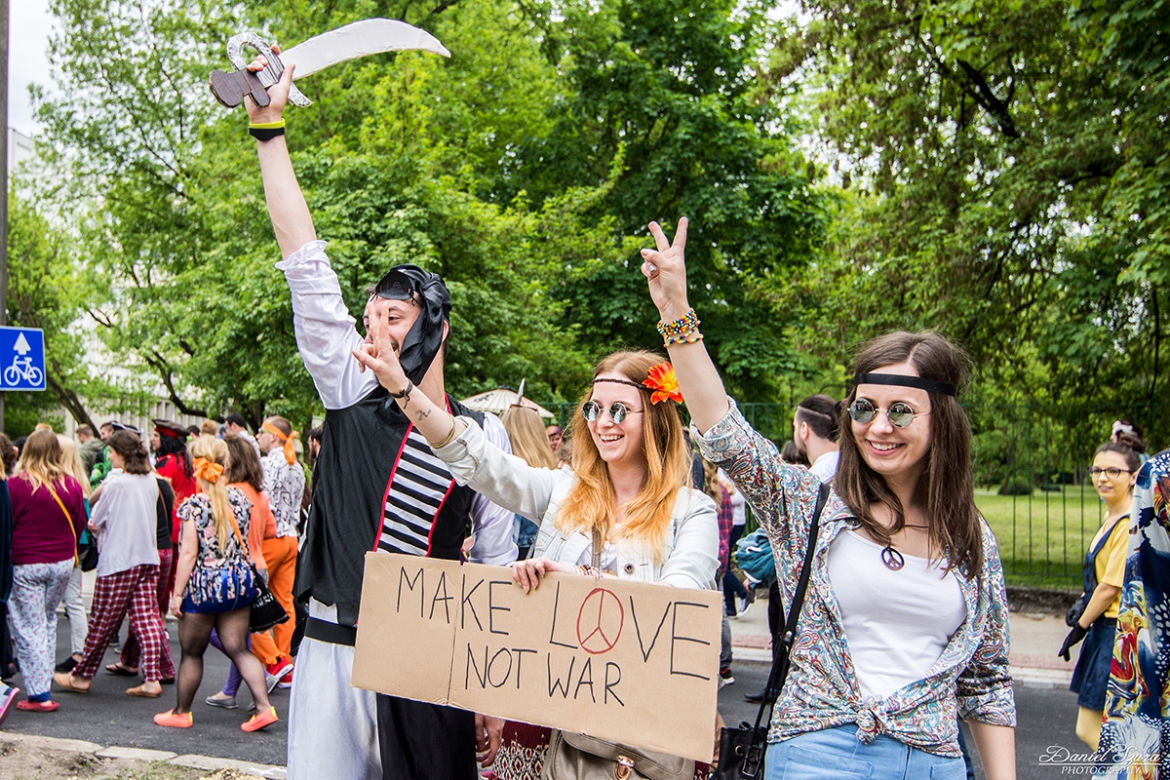Korowód juwenaliowy na krakowski Rynek: Studenci świętują! [ZDJĘCIA]