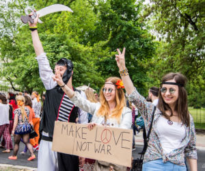 Korowód juwenaliowy na krakowski Rynek: Studenci świętują! [ZDJĘCIA]