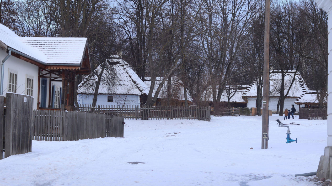 Cicho i wszędzie biało. Tak prezentuje się skansen w Lublinie w zimowej odsłonie! [GALERIA]