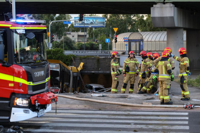 Autobus miejski wjechał w przejście podziemne przy Dworcu Zachodnim
