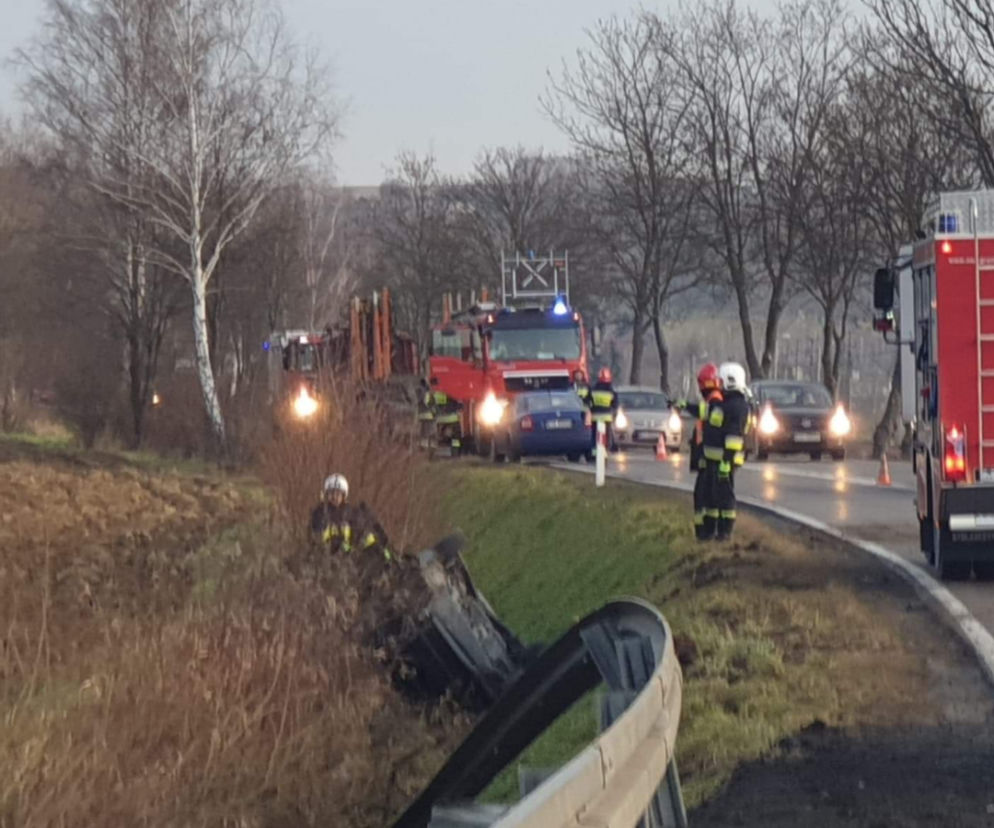 Dachowanie na drodze wojewódzkiej 977! Zderzyły się trzy samochody