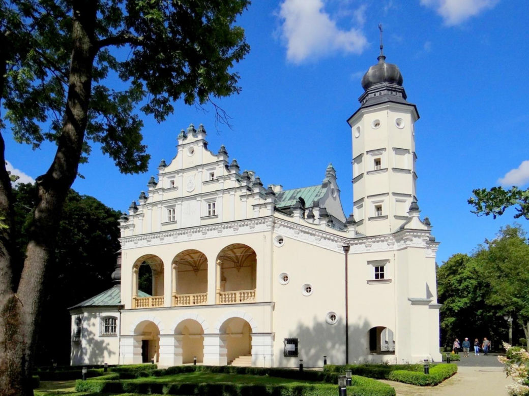 Jeden z najpiękniejszych pałaców znajduje się w województwie łódzkim. Jest dumą średniowiecznego miasta