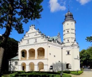Jeden z najpiękniejszych pałaców znajduje się w województwie łódzkim. Jest dumą średniowiecznego miasta