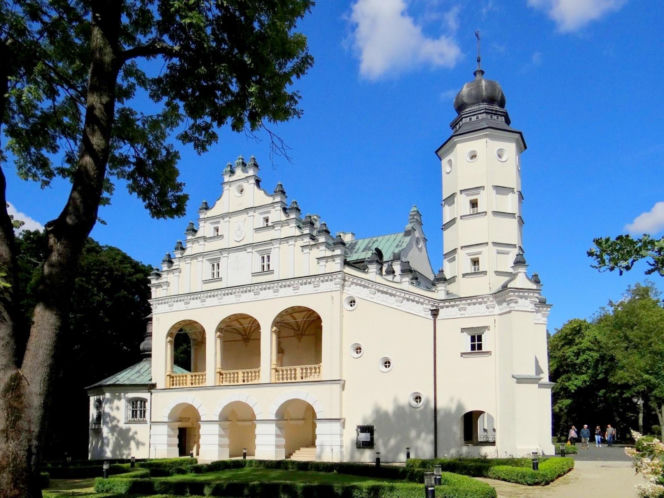 Jeden z najpiękniejszych pałaców znajduje się w województwie łódzkim. Jest dumą średniowiecznego miasta
