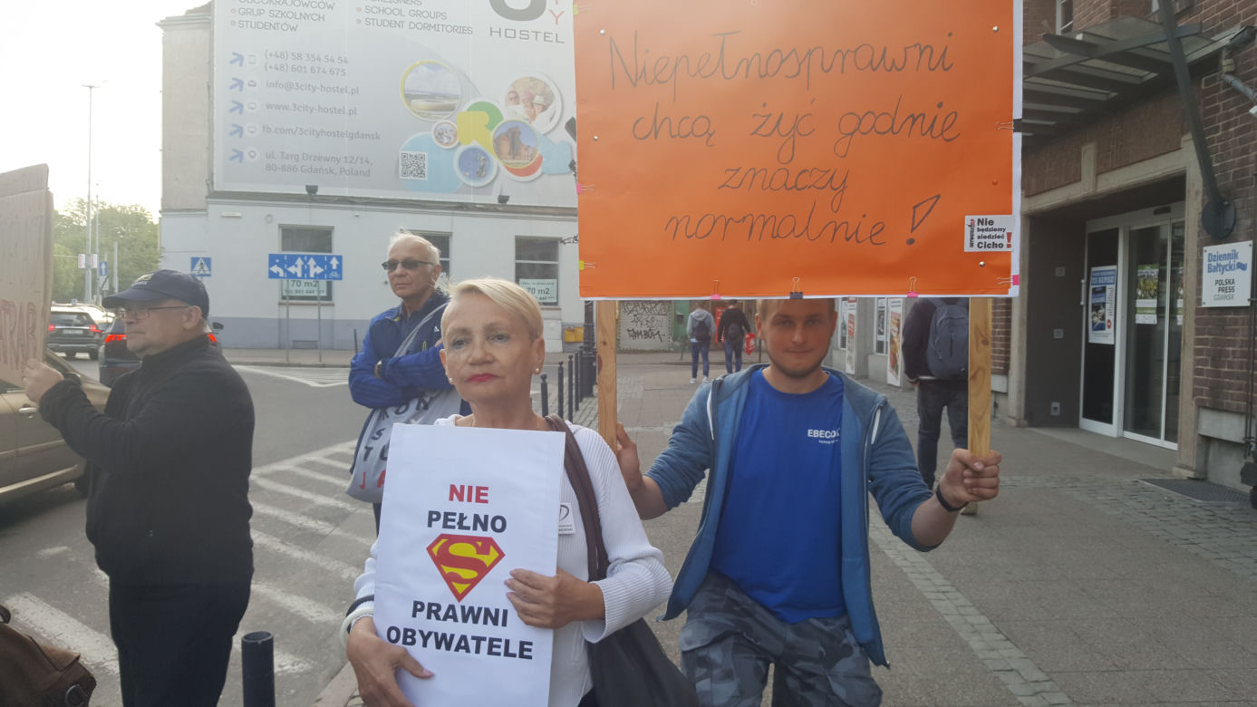 Gdańszczanie solidaryzują się z osobami niepełnosprawnymi oraz ich rodzinami protestującymi w Sejmie. Od wtorku przed biurem PiS na Targu Drzewnym odbywają się demonstracje.