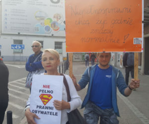 Gdańszczanie solidaryzują się z osobami niepełnosprawnymi oraz ich rodzinami protestującymi w Sejmie. Od wtorku przed biurem PiS na Targu Drzewnym odbywają się demonstracje.