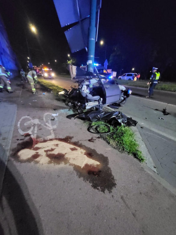 Samochód wbił się w przydrożny słup. Nie żyją dwie osoby, auto rozpadło się na pół