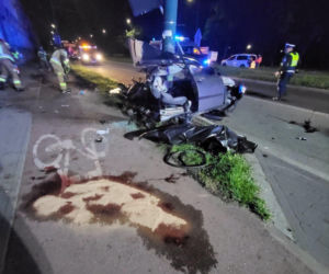 Samochód wbił się w przydrożny słup. Nie żyją dwie osoby, auto rozpadło się na pół